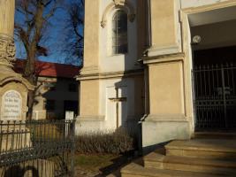 Smírčí kříž ve zdi kaple ve Vojnicích Fotografie objektu