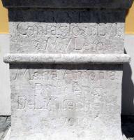 Detail nápisu na podstavci vepředu Fotografie objektu