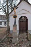 Kříž před kaplí v Orlově. Fotografie objektu