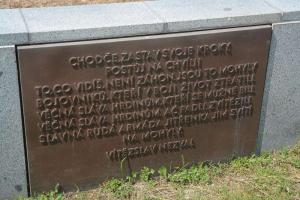 Nápisová deska u vstupu k pomníku Fotografie objektu