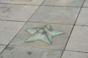 Hvězda v dlažbě před pomníkem (zřejmě věčné světlo) Fotografie objektu