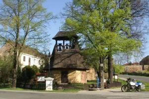 Zvonice a Boží muka ve středu obce Neprobylice u Kutrovic Fotografie objektu