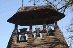 Zvonice a Boží muka ve středu obce Neprobylice u Kutrovic, detail zavěšení zvonů Fotografie objektu