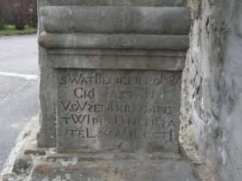 nápis na soklu pravá strana Fotografie objektu