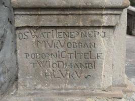 nápis na soklu levá strana Fotografie objektu