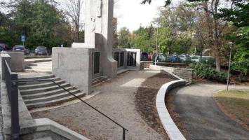 Památník - boční pohled Fotografie objektu