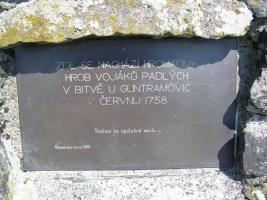 Pomník padlým nad hromadným hrobem z bitvy u Guntramovic roku 1758 Fotografie objektu