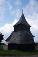 Dřevěná zvonice u kostela svaté Markéty ve středu Vysočan u Nového Bydžova Fotografie objektu