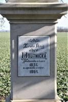 nápis a datace na čelní straně podstavce Fotografie objektu