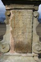 nápis a datace na čelní straně Fotografie objektu