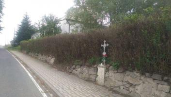 Pamětní Kříž s hostincem čp. 51 v pozadí. Fotografie objektu