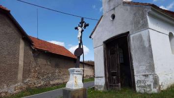 Kříž před kaplí ve Lštěni Fotografie objektu