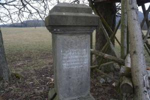 Čelní strana soklu se zbytky nápisu, stav v r. 2021 Fotografie objektu