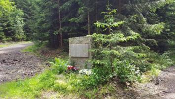 Pomník partyzánu Romanu Rudnikovi nad pramenem Brdlavla na Hřebenech Fotografie objektu