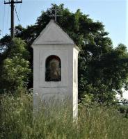 <a href="https://commons.wikimedia.org/wiki/File:Wayside shrines in Velký Újezd, Kojatice, Třebíč District.JPG">zdroj: Wikimedia, autor, CC BY-SA</a> Fotografie objektu