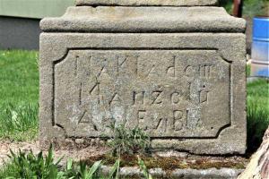 nápis na podstavci čelní strana Fotografie objektu