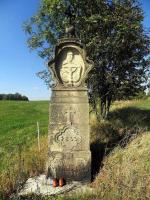 <a href="https://commons.wikimedia.org/wiki/File:Boží muka - směr Slavče (Záluží).JPG">zdroj: Wikimedia, autor, CC BY-SA</a> Fotografie objektu