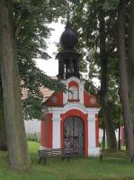 <a href="https://commons.wikimedia.org/wiki/File:Svébohy - kaple na návsi.jpg">zdroj: Wikimedia, autor, CC BY-SA</a> Fotografie objektu