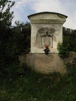 <a href="https://commons.wikimedia.org/wiki/File:Záříčí, výklenková kaplička Panny Marie Sedmibolestné.jpg">zdroj: Wikimedia, autor, CC BY-SA</a> Fotografie objektu