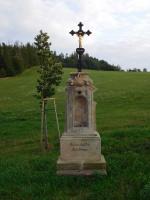 <a href="https://commons.wikimedia.org/wiki/File:Zalesni Lhota kriz 3.jpg">zdroj: Wikimedia, autor, CC BY-SA</a> Fotografie objektu