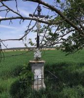 <a href="https://commons.wikimedia.org/wiki/File:Wayside cross between Krhov and Udeřice 1.jpg">zdroj: Wikimedia, autor, CC BY-SA</a> Fotografie objektu