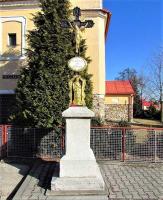 <a href="https://commons.wikimedia.org/wiki/File:Wayside cross near church of Saint Mark in Vícenice u Náměště nad Oslavou, Třebíč District.JPG">zdroj: Wikimedia, autor, CC BY-SA</a> Fotografie objektu