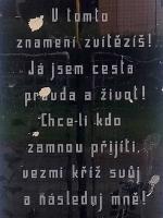 Detail nápisu na podstavci vepředu Fotografie objektu