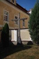 <a href="https://commons.wikimedia.org/wiki/File:Cross near Church of Saints Peter and Paul in Velký Újezd, Kojatice, Třebíč District.jpg">zdroj: Wikimedia, autor, CC BY-SA</a> Fotografie objektu