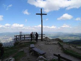 <a href="https://commons.wikimedia.org/wiki/File:Ještěd, kříž a stanice lanovky.jpg">zdroj: Wikimedia, autor, CC BY-SA</a> Fotografie objektu