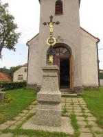 <a href="https://commons.wikimedia.org/wiki/File:Wayside cross near chapel of the Assumption of the Virgin Mary in Vlčatín, Třebíč District.jpg">zdroj: Wikimedia, autor, CC BY-SA</a> Fotografie objektu