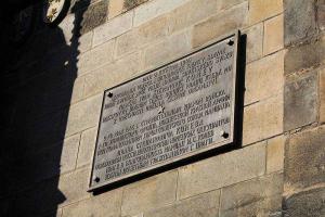 <a href="https://commons.wikimedia.org/wiki/File:Plaque Tour Horloge astronomique Prague 1.jpg">zdroj: Wikimedia, autor, CC BY-SA</a> Fotografie objektu