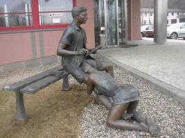 <a href="https://commons.wikimedia.org/wiki/File:Sculpture Lea Vivot Bench of Vice Prague 01.jpg">zdroj: Wikimedia, autor, CC BY-SA</a> Fotografie objektu