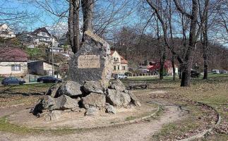 <a href="https://commons.wikimedia.org/wiki/File:Hluboká nad Vltavou, Zavis of Falkenstein Memorial 01.jpg">zdroj: Wikimedia, autor, CC BY-SA</a> Fotografie objektu
