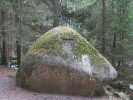 <a href="https://commons.wikimedia.org/wiki/File:Vydra - památník tragické smrti.JPG">zdroj: Wikimedia, autor, CC BY-SA</a> Fotografie objektu