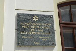 Pamětní deska obětem holocaustu na synagoze v Lounech Fotografie objektu