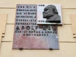 Pamětní deska Adolfa Srba na budově okresního soudu v Rokycanech Fotografie objektu