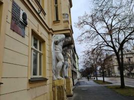 Pamětní deska Adolfa Srba na budově okresního soudu v Rokycanech Fotografie objektu