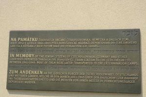 Pamětní deska obětí terezínského ghetta na vlakovém nádraží v Bohušovicích nad Ohří Fotografie objektu
