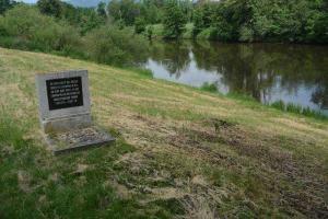 Pomník obětem holocaustu na břehu Ohře Fotografie objektu