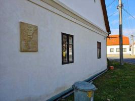 Pamětní deska Pátera Václava Krolmuse na budově bývalé fary ve Zvíkovci Fotografie objektu