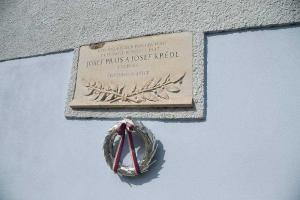 <a href="https://commons.wikimedia.org/wiki/File:Overview of plaque of Josef Prais and Josef Krédl in Nebušická street in Nebušice, Prague.jpg">zdroj: Wikimedia, autor, CC BY-SA</a> Fotografie objektu