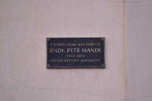 <a href="https://commons.wikimedia.org/wiki/File:Pamětní deska Petru Mandlovi - Husova ulice Plzeň.jpg">zdroj: Wikimedia, autor, CC BY-SA</a> Fotografie objektu
