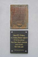 <a href="https://commons.wikimedia.org/wiki/File:Šluknov - náměstí Míru 371 s pamětními deskami (2)-detail.jpg">zdroj: Wikimedia, autor, CC BY-SA</a> Fotografie objektu