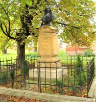 <a href="https://commons.wikimedia.org/wiki/File:Choustníkovo Hradiště, monument.jpg">zdroj: Wikimedia, autor, CC BY-SA</a> Fotografie objektu