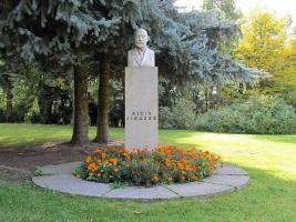 <a href="https://commons.wikimedia.org/wiki/File:Nové Město nad Metují, pomník Aloise Jiráska 01.jpg">zdroj: Wikimedia, autor, CC BY-SA</a> Fotografie objektu