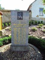 <a href="https://commons.wikimedia.org/wiki/File:World War I and II memorial in Krhov, Třebíč District.JPG">zdroj: Wikimedia, autor, CC BY-SA</a> Fotografie objektu