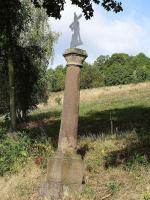 <a href="https://commons.wikimedia.org/wiki/File:Rybnice (Háje), sloup s plechem (01).jpg">zdroj: Wikimedia, autor, CC BY-SA</a> Fotografie objektu