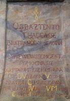 Detail nápisu na podstavci vepředu Fotografie objektu