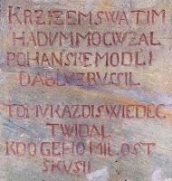 Detail nápisu na podstavci vlevo Fotografie objektu