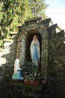 <a href="https://commons.wikimedia.org/wiki/File:Statue of Virgin Mary and altar in gardens of Domov svaté Anežky in Velký Újezd, Kojatice, Třebíč District.JPG">zdroj: Wikimedia, autor, CC BY-SA</a> Fotografie objektu